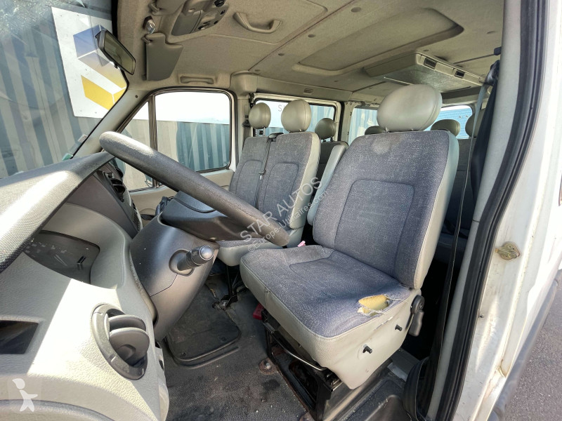 عربة نفعية Nissan