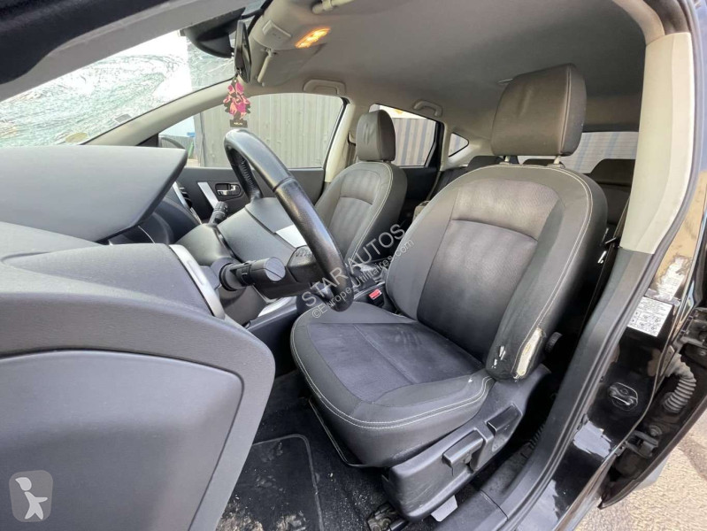 عربة نفعية Nissan
