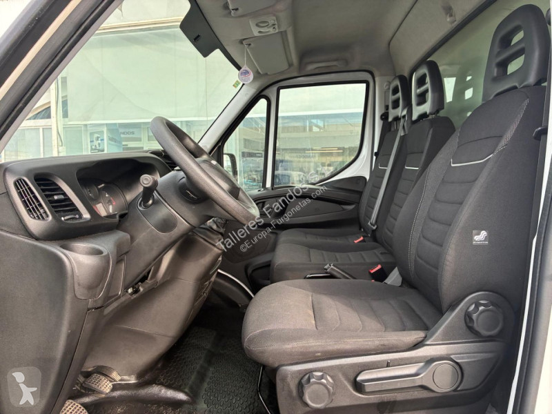 Furgoneta Iveco  35C16 20m3 con puertas traseras