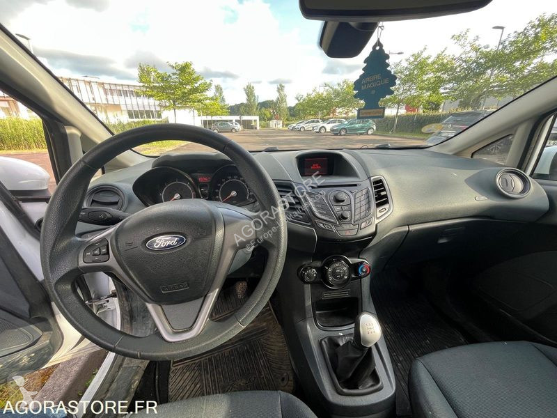 عربة نفعية Ford FIESTA