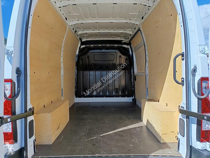 Véhicule utilitaire Renault F3500 L2H2 DCI 135...