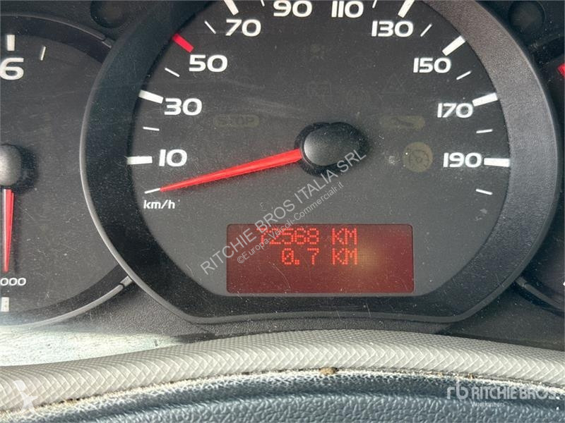 Комерційні автомобілі Renault 125DCI Cargo Van