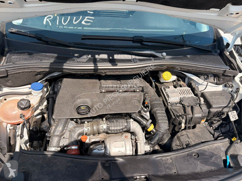 Лекотоварен автомобил Peugeot 1.6 BlueHDi 120...