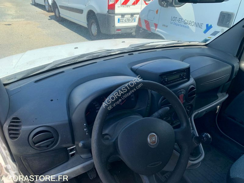 Véhicule utilitaire Fiat DOBLO