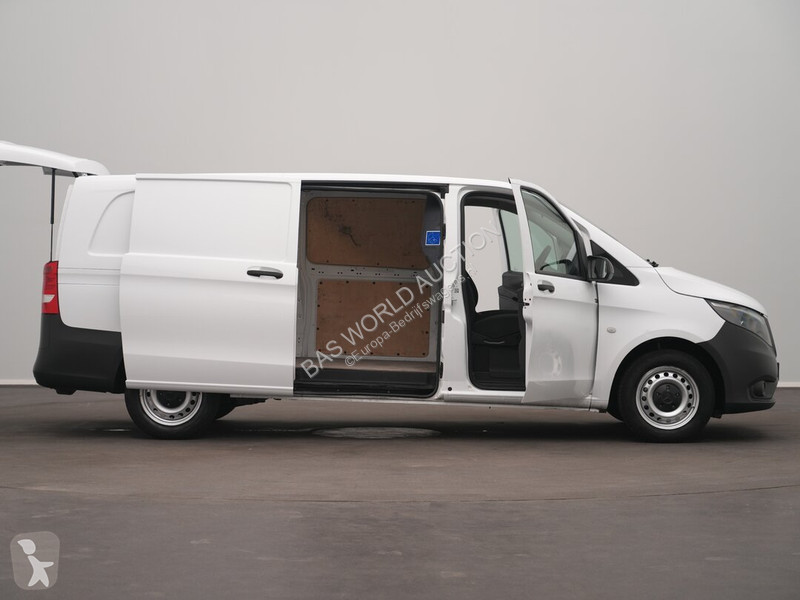 Véhicule utilitaire Mercedes 116