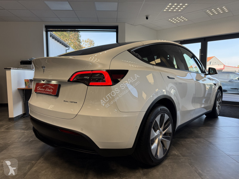Véhicule utilitaire Tesla MODEL Y / A PARTIR DE...