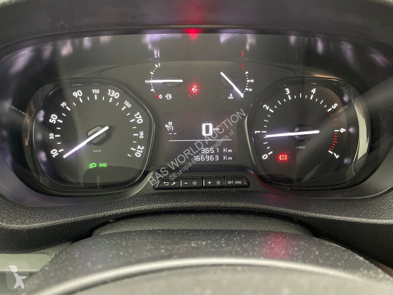 عربة نفعية Peugeot 1.5 BlueHDI 100 Compact Premium