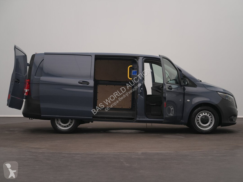 Autoutilitară Mercedes 110