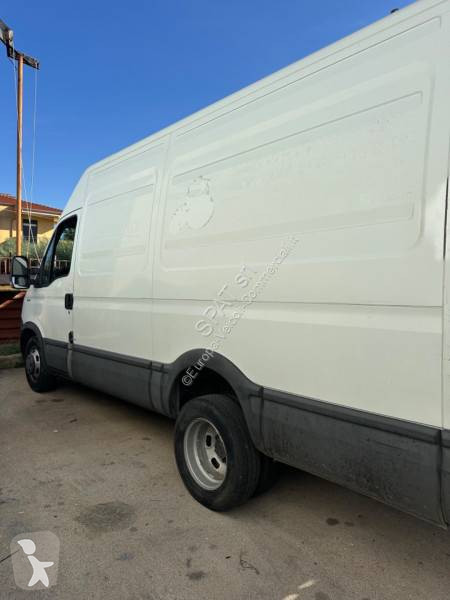 Véhicule utilitaire Iveco 35C13