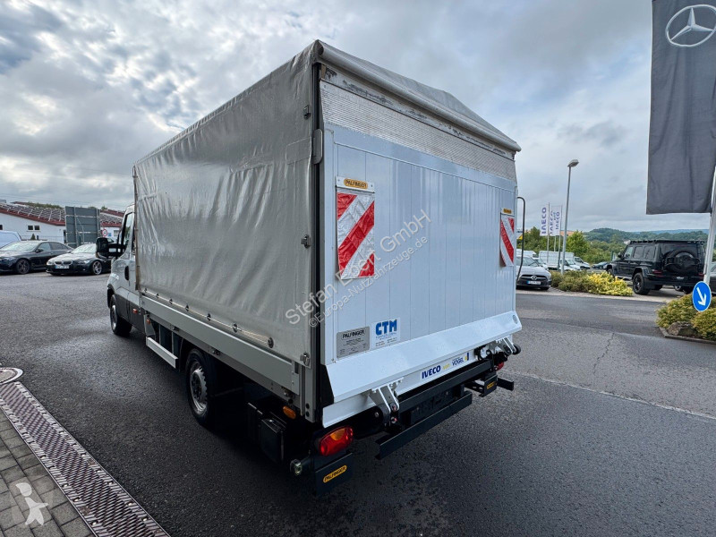 Véhicule utilitaire Iveco 35S16...