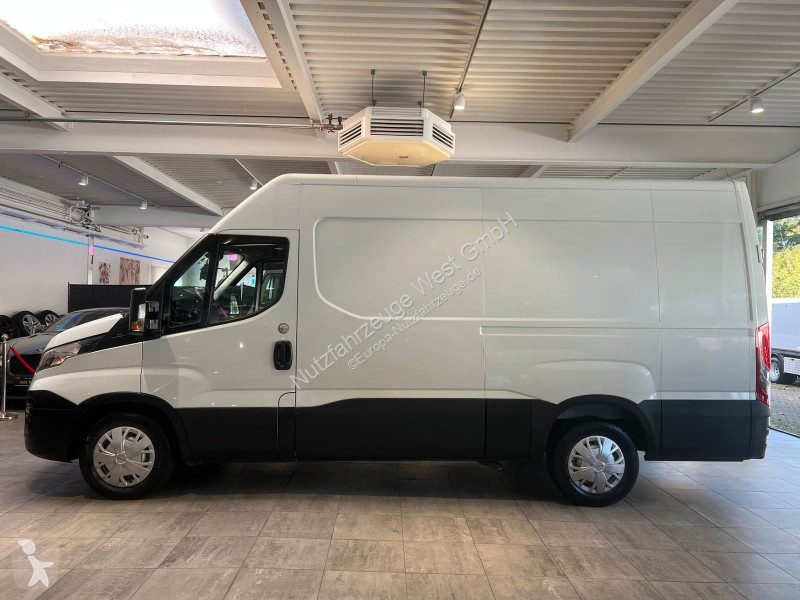 Véhicule utilitaire Iveco 35S16...