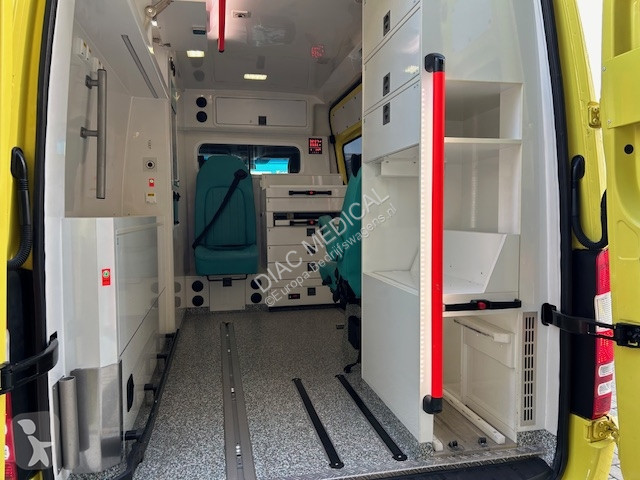 Véhicule utilitaire Mercedes L2H2 Ambulance...