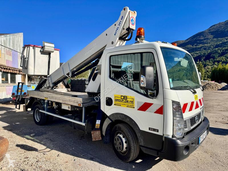 Véhicule utilitaire Nissan Camion nacelle 20m...