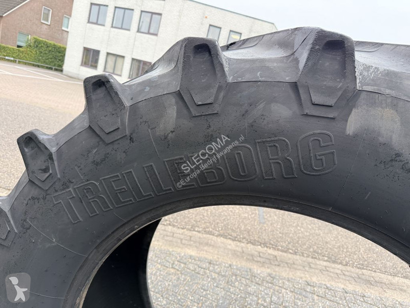 Véhicule utilitaire Trelleborg 650/65R42 TM800