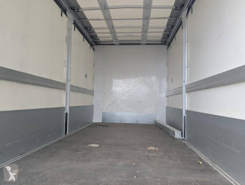 Véhicule utilitaire Renault 2.3 DCI 145