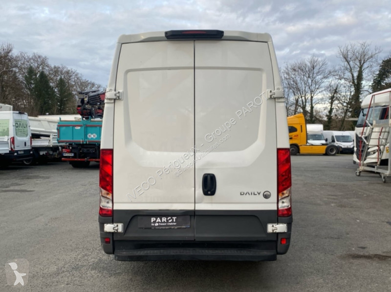Véhicule utilitaire Iveco 35S14S V12