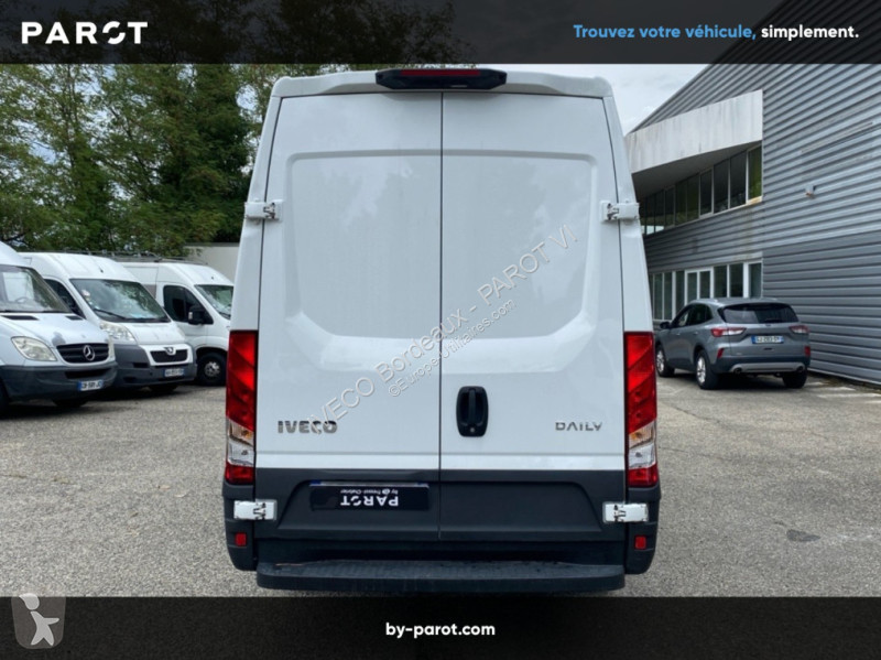 Véhicule utilitaire Iveco 35S14H V12