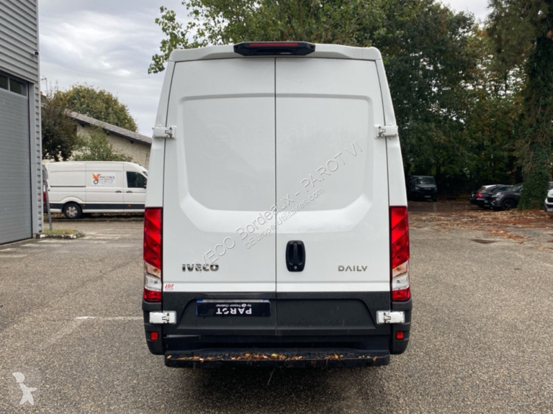 Véhicule utilitaire Iveco 35S14H V12