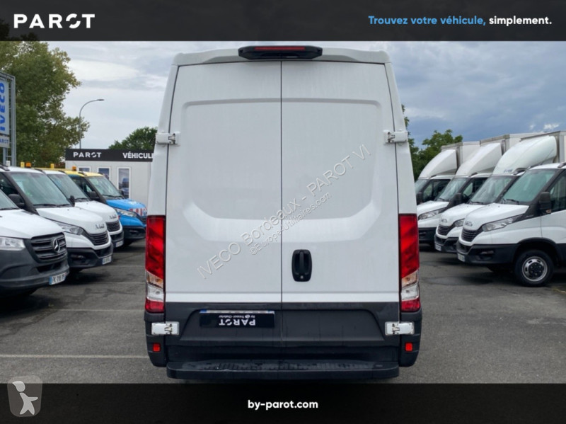 Véhicule utilitaire Iveco 35S14 V12