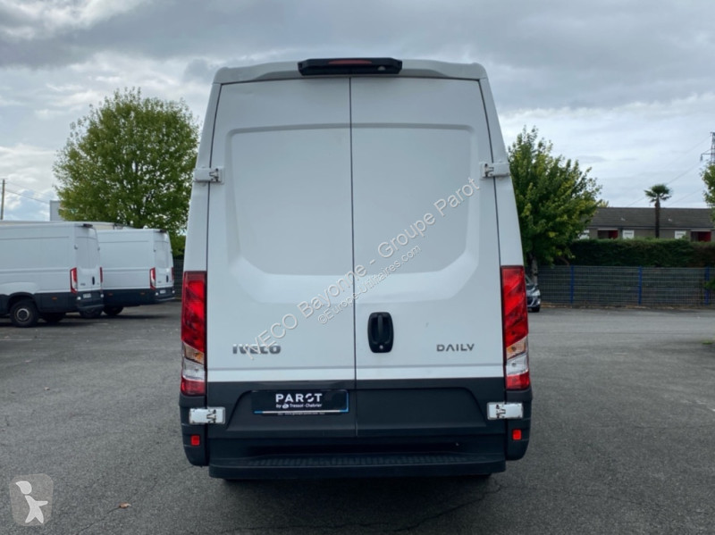 Véhicule utilitaire Iveco 35S14 V12