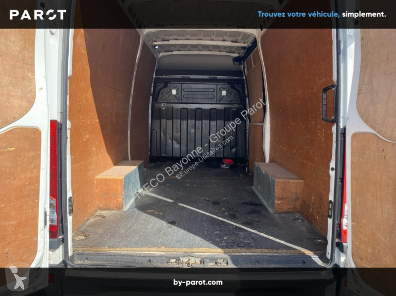 Véhicule utilitaire Iveco 35S16 V12