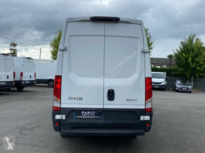 Véhicule utilitaire Iveco 35S14 SV12