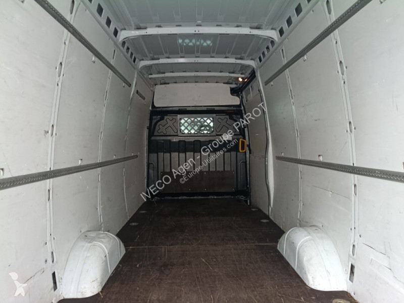 Véhicule utilitaire Iveco 35S16 V16