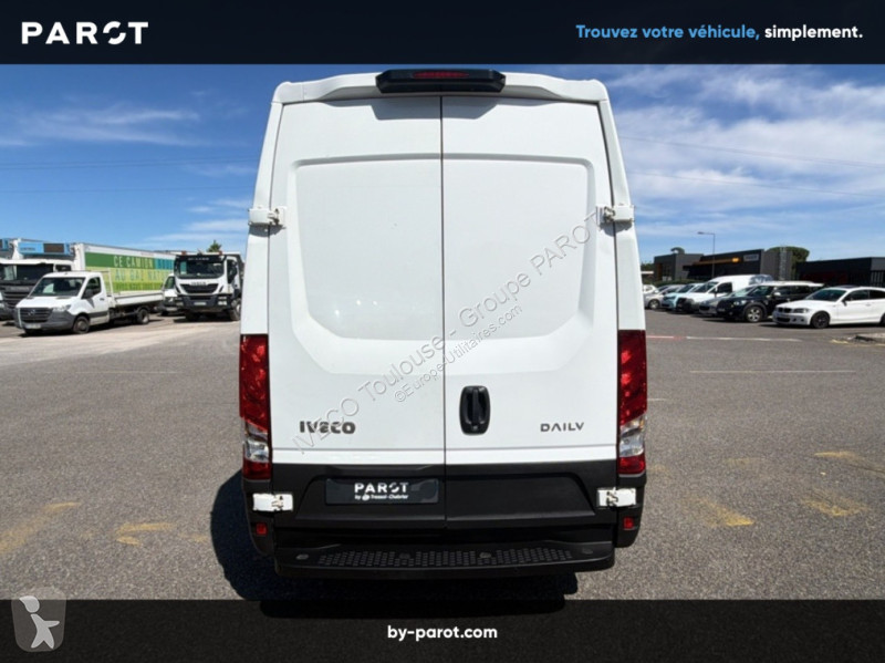 Véhicule utilitaire Iveco 35S14 V12