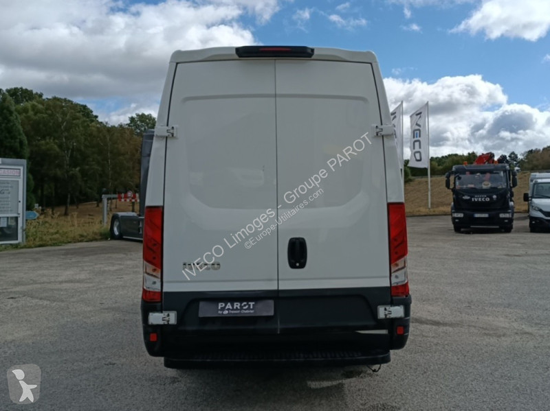 Véhicule utilitaire Iveco 35S14 SV V12