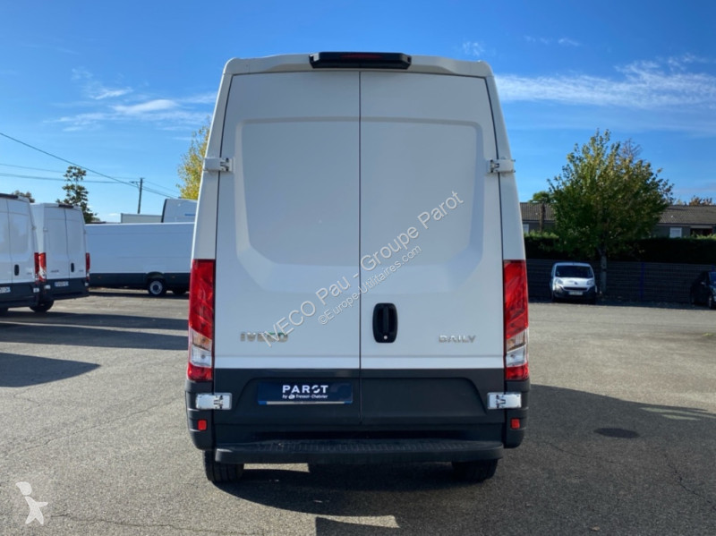 Véhicule utilitaire Iveco 35S12 V11