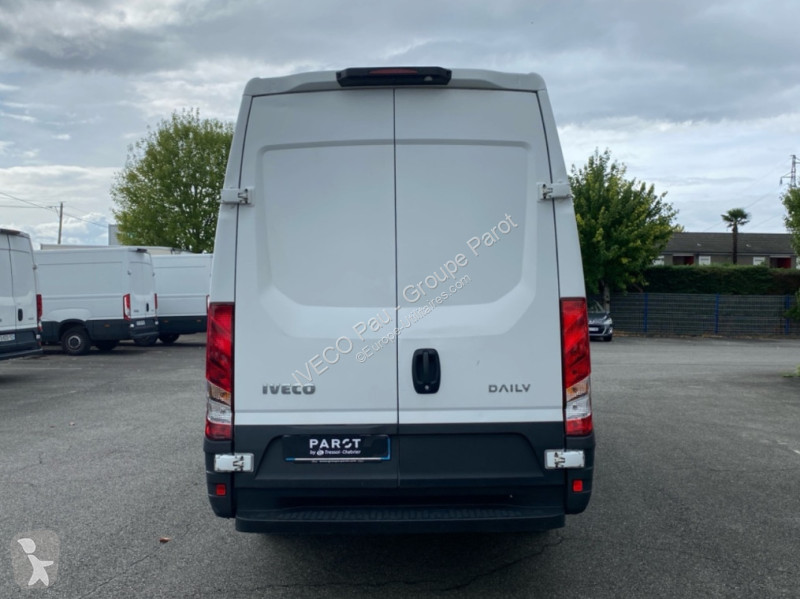 Véhicule utilitaire Iveco 35S14H V12