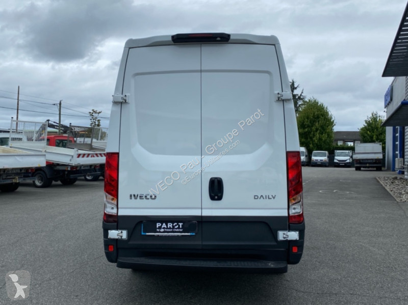 Véhicule utilitaire Iveco 35S14 V12