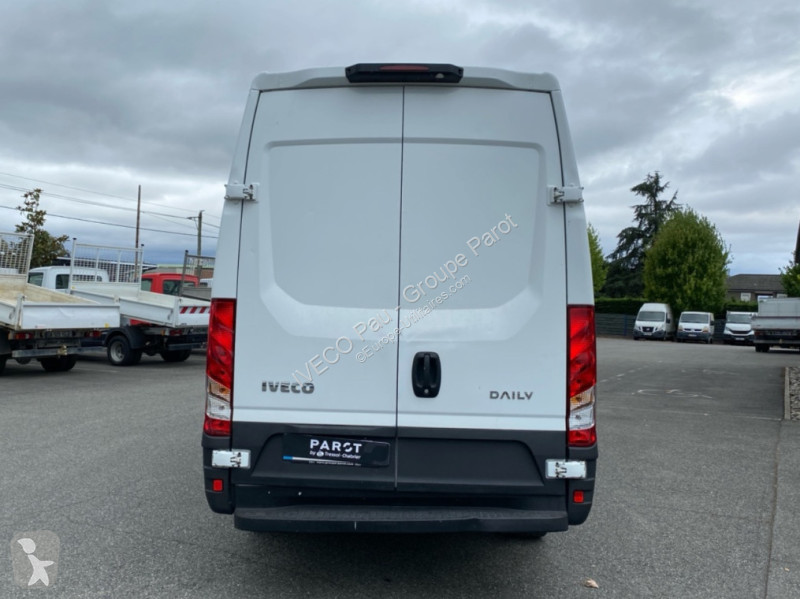 Véhicule utilitaire Iveco 35S14 V12