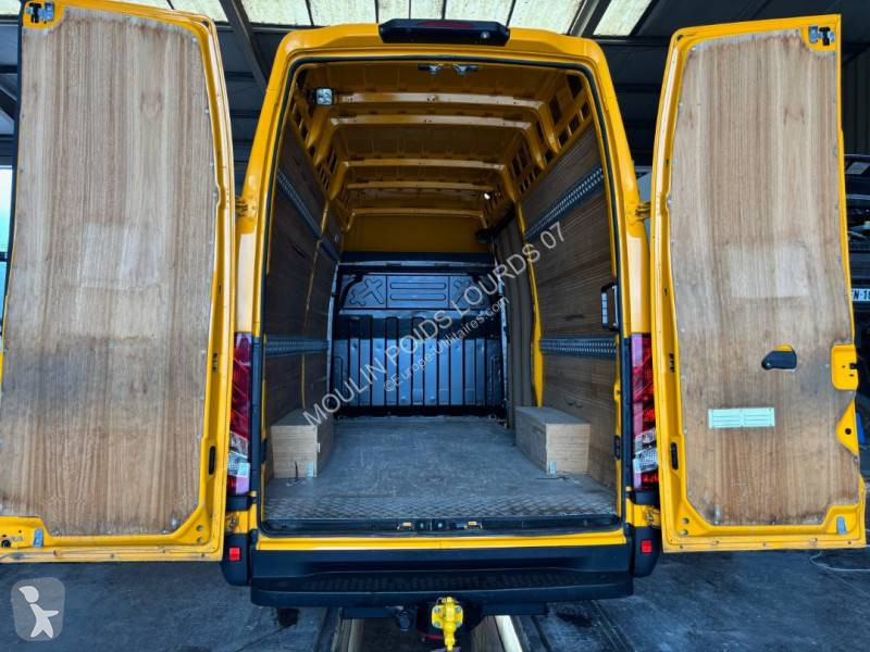 Iveco 35S16 van