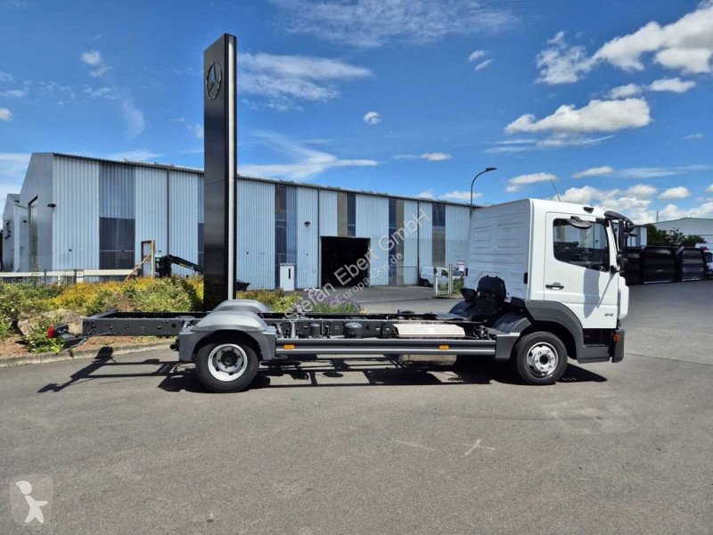 Furgoneta Mercedes 818 L Fahrgestell, 2 Stück...