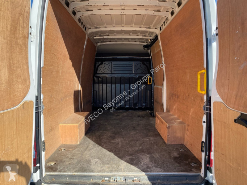 Veicolo commerciale Iveco 35S14 V12