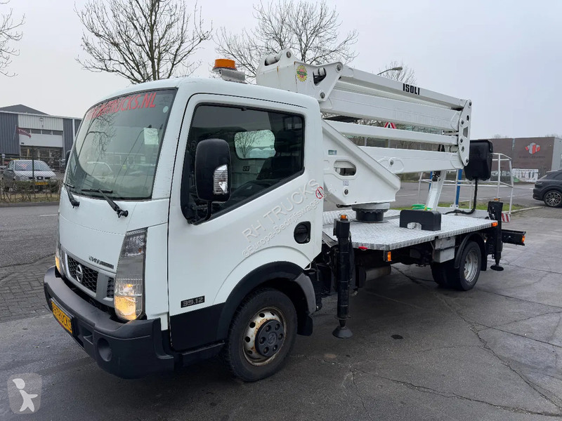 Véhicule utilitaire Nissan 35.12 + ISOLI 21...