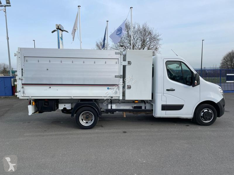 Véhicule utilitaire Nissan 145.35