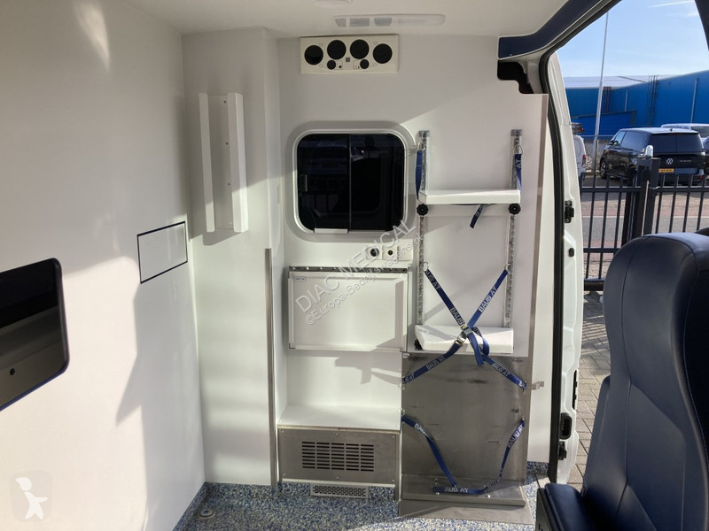Furgoneta Renault T33 2.3 dCi L2H2 Ambulance...