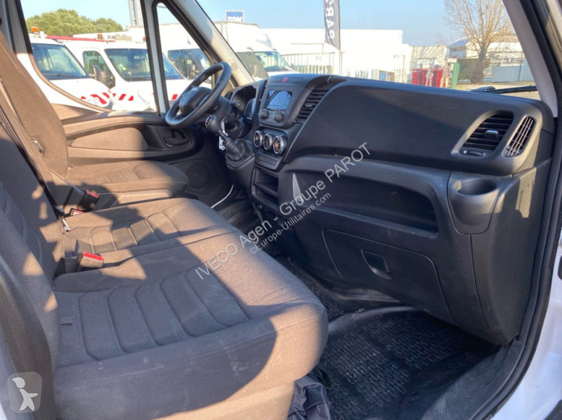 Véhicule utilitaire Iveco 35S14 V12