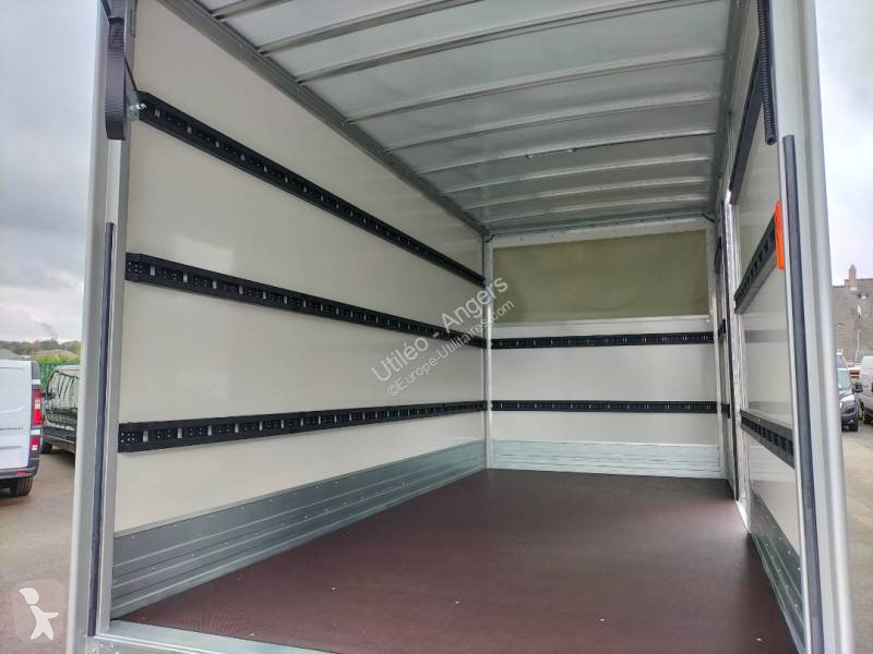 Véhicule utilitaire Nissan