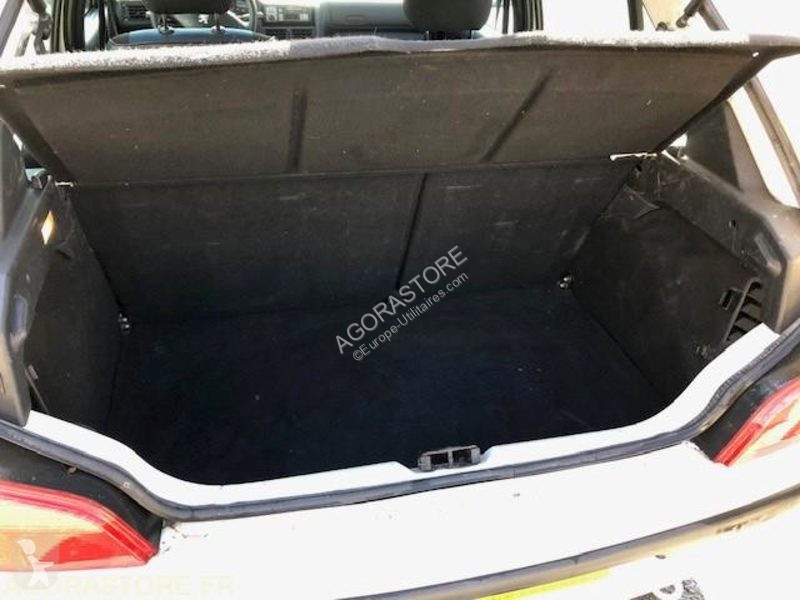 Véhicule utilitaire Peugeot 106