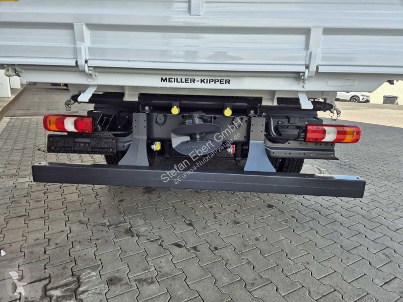 Véhicule utilitaire Mercedes 823 KK...