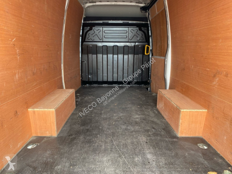 Veicolo commerciale Iveco 35S14 V12