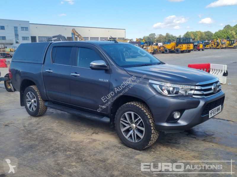 Véhicule utilitaire Toyota Hilux Invincible X