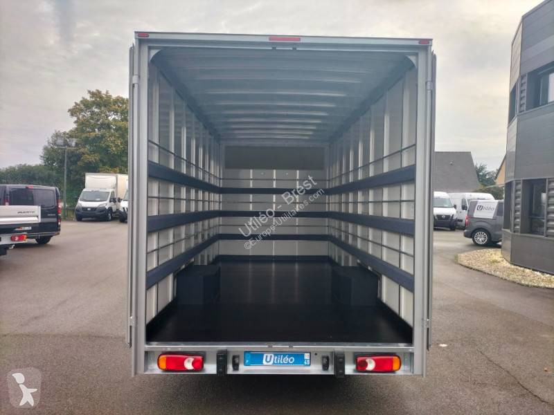 Véhicule utilitaire Nissan