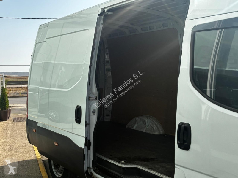 Autoutilitară Iveco  35S16 12m3