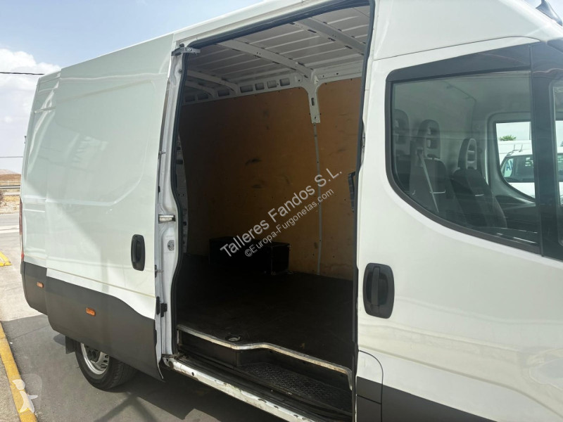 Autoutilitară Iveco  35S14 12m3
