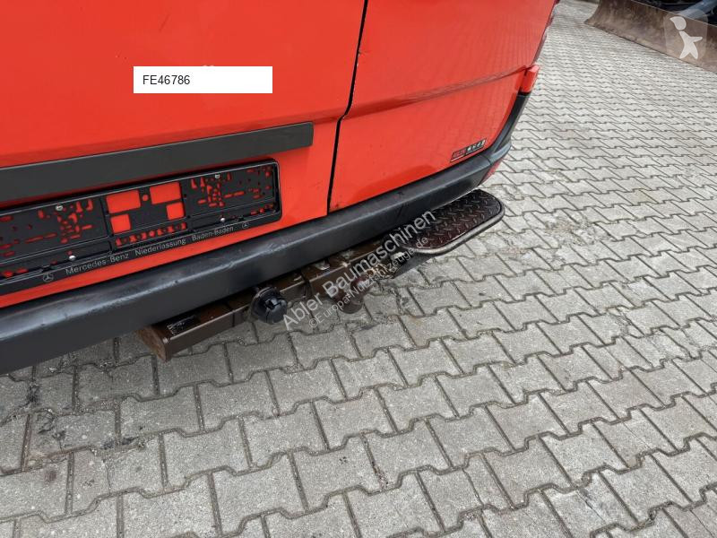 Véhicule utilitaire Mercedes 211 Kombi AHK