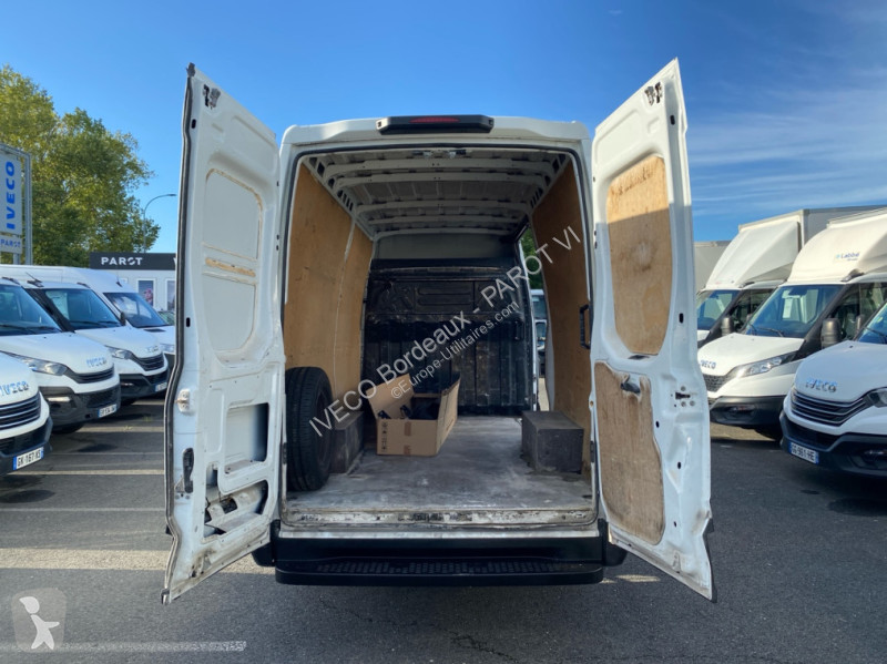 Véhicule utilitaire Iveco 35S14SV12